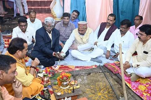 Shri Bhanu Pratap Singh Verma places the cornerstone for the Coir Showroom in Konch, Uttar Pradesh’s Jalaun District.