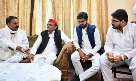 In Ghazipur, Akhilesh Yadav, the leader of the Samajwadi Party, pays a visit to the Ansari family.
