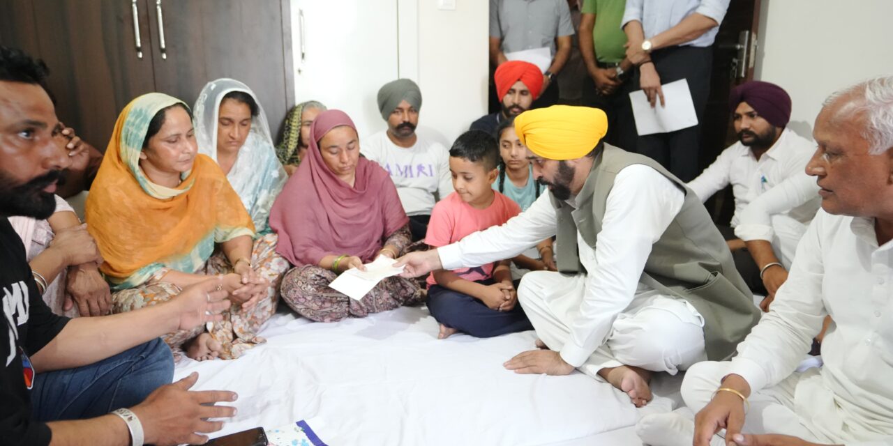 The family of Martyr Naik Surinder Singh receives financial assistance from CM in the form of a cheque of Rs. One crore.