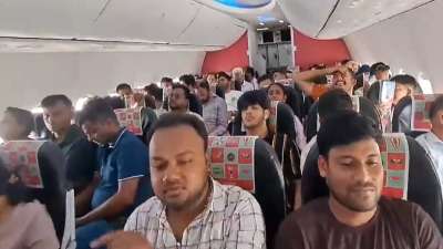 Passengers on Spicejet said they were forced to spend an hour in the aircraft without AC.