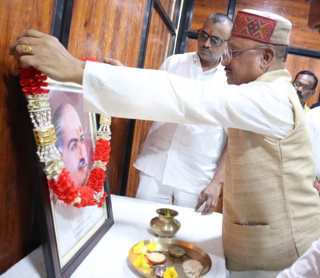 On the occasion of Dr. Shyama Prasad Mukherjee's birth anniversary, Chief Minister Shri Sai garlanded his picture with flowers.