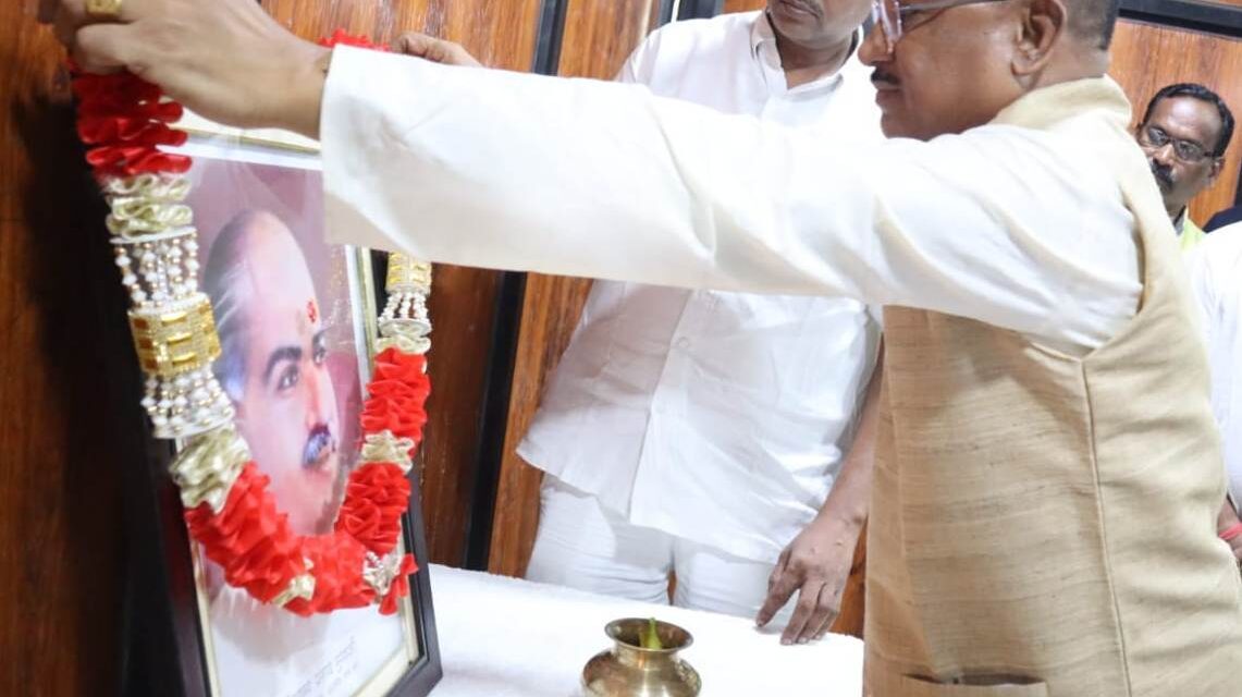 On the occasion of Dr. Shyama Prasad Mukherjee’s birth anniversary, Chief Minister Shri Sai garlanded his picture with flowers.