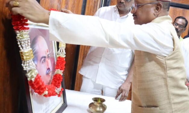 On the occasion of Dr. Shyama Prasad Mukherjee’s birth anniversary, Chief Minister Shri Sai garlanded his picture with flowers.