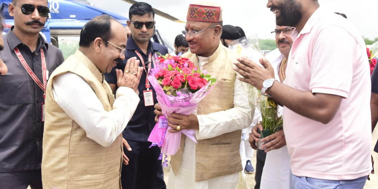 At the Raipur helipad, Chief Minister Shri Vishnudev Sai is greeted