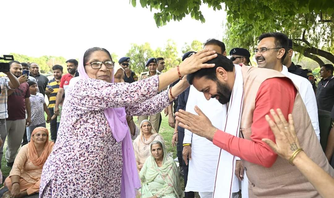 Haryana Chief Minister Sh. Nayab Singh sought blessings from elderly women engaged in kirtan at Atal Park in Karnal….