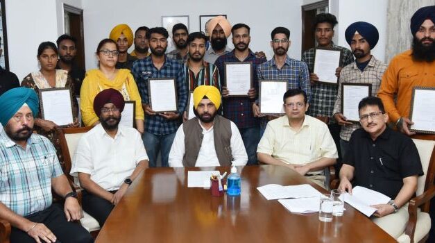 PWD Minister Harbhajan Singh ETO hands over appointment letters to 15 candidates