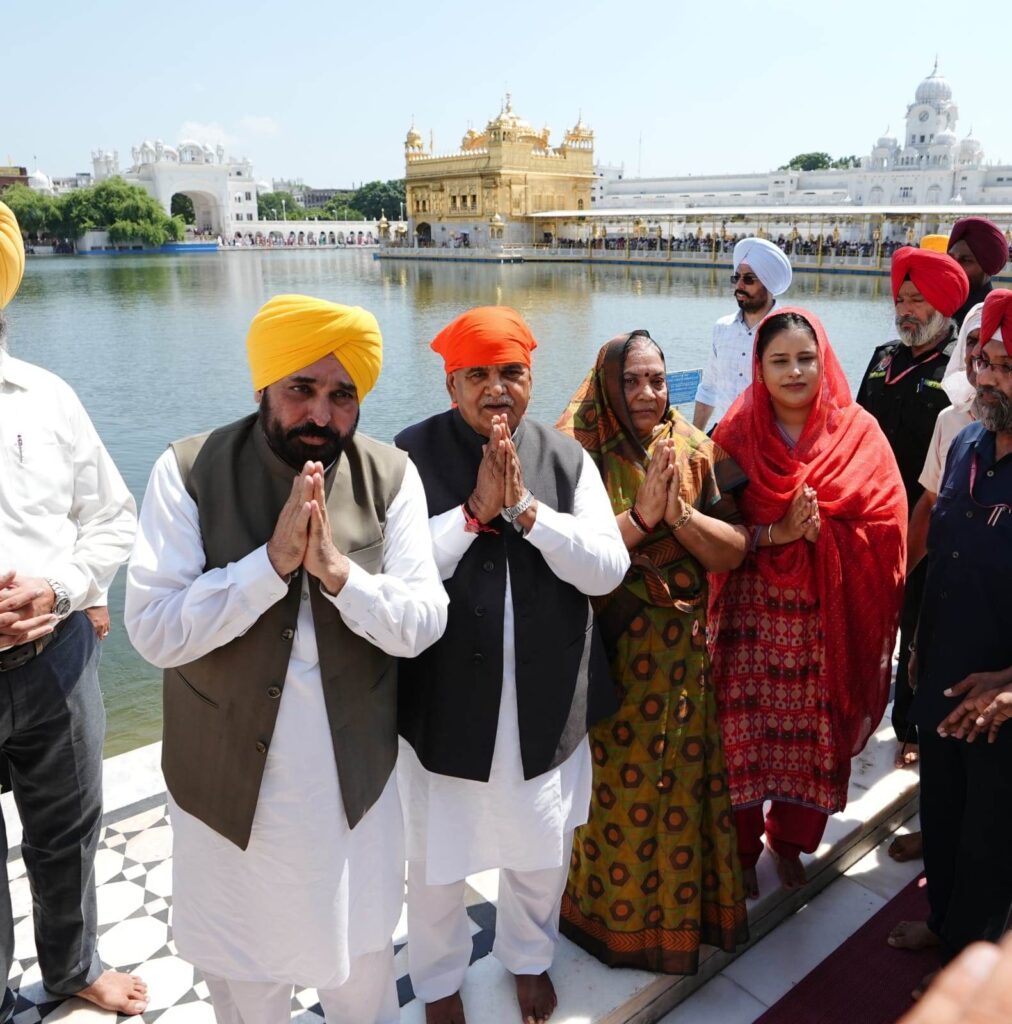 Governor and CM Mann pays obeisance at Sri Harmandir Sahib and Sri Durgiana Mandir, pray for progress and prosperity of state