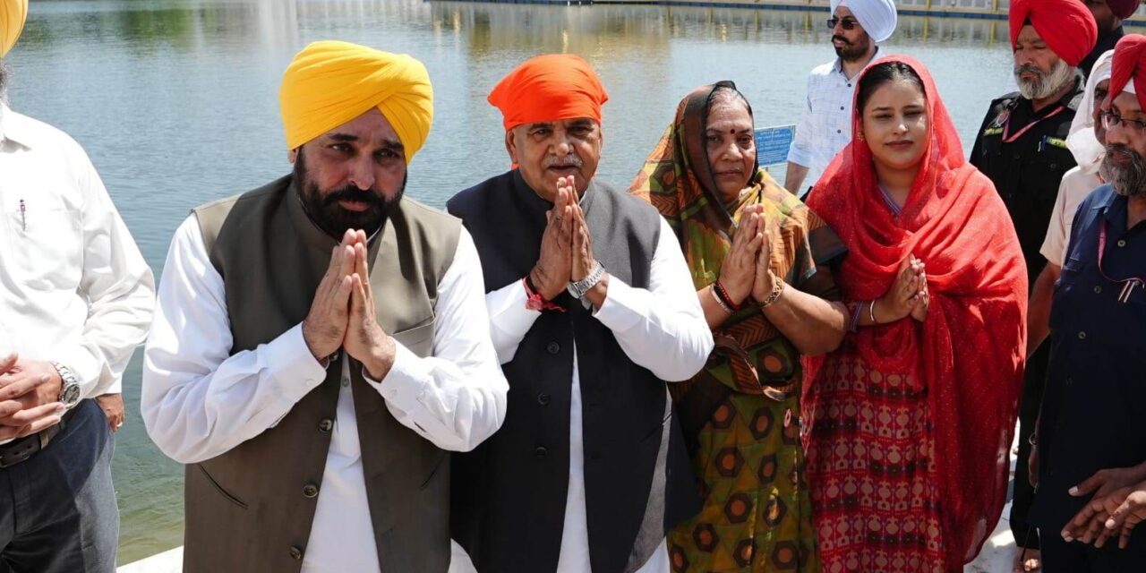 Governor and CM Mann pays obeisance at Sri Harmandir Sahib and Sri Durgiana Mandir, pray for progress and prosperity of state