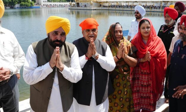 Governor and CM Mann pays obeisance at Sri Harmandir Sahib and Sri Durgiana Mandir, pray for progress and prosperity of state