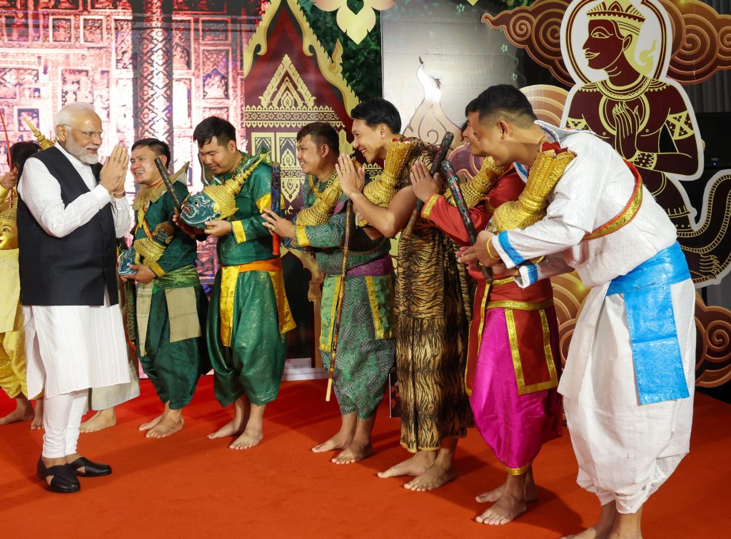 Prime Minister witnesses Lao Ramayan performance