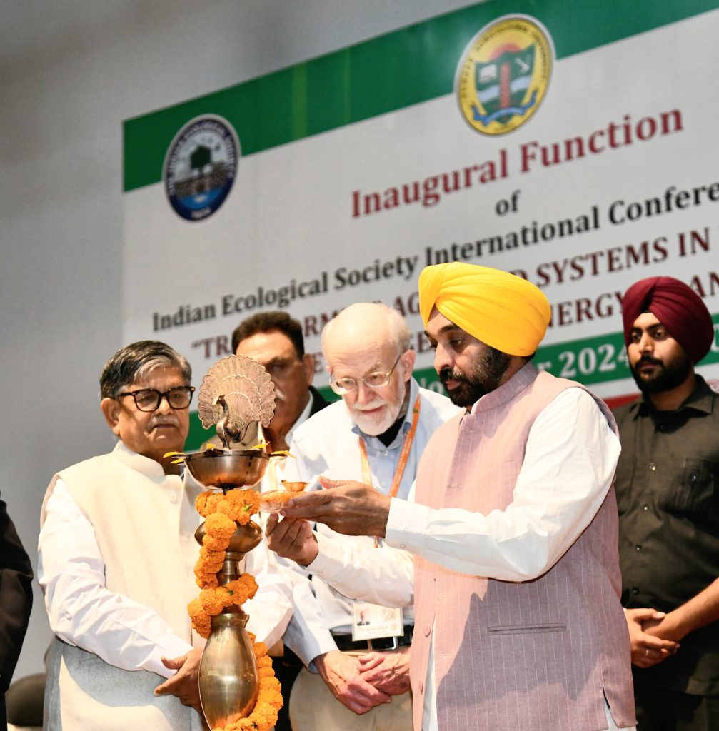 Punjab CM appeals agri-scientists and experts : Guide farmers to adopt crop diversification to save Punjab