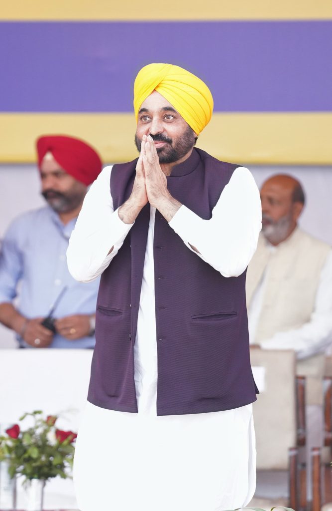 Punjab CM Bhagwant : ADMINISTERS OATH TO NEWLY ELECTED PANCHS IN SANGRUR DISTRICT