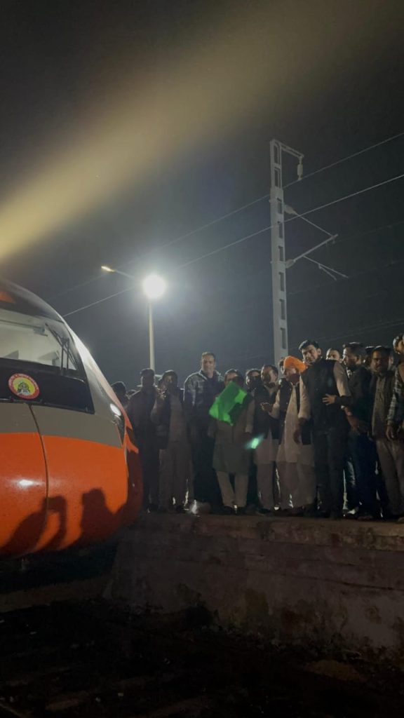 Vande Bharat Express stopped at Kishangarh Railway Station, welcomed under the leadership of Union Minister Bhagirath Chaudhary.