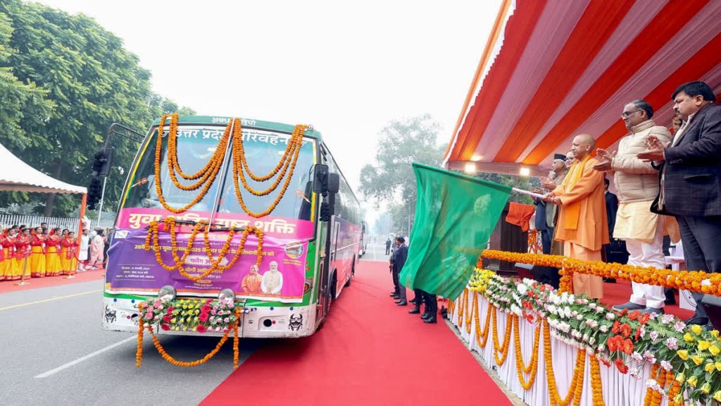 CM Yogi Adityanath: Flagged off the participating team of UP in the 28th National Youth Festival to be held in New Delhi