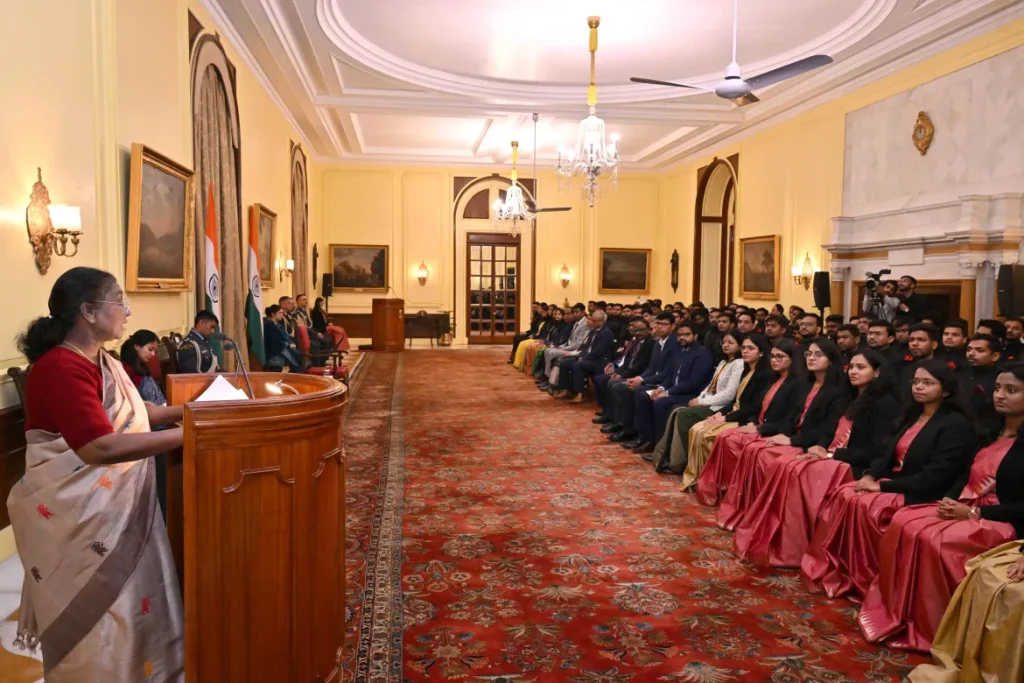 Probationers of the Indian Defence Accounts Service and Indian Telecommunications Service meet with the President.