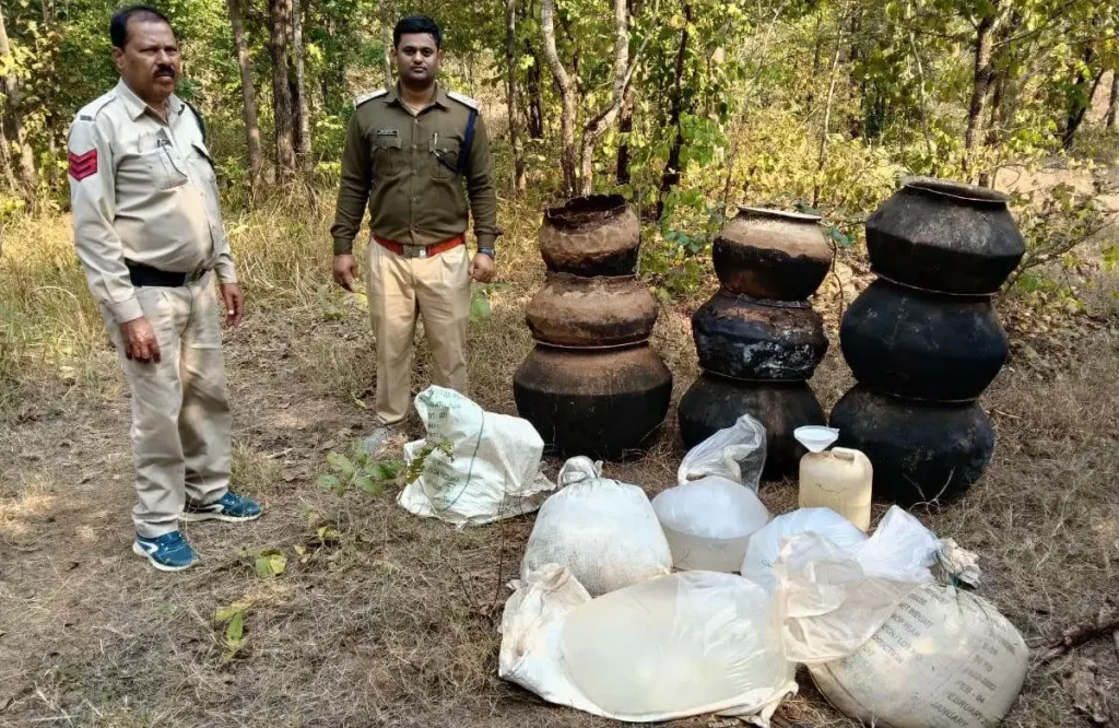 Chhattisgarh NEWS : 22 liters of illegal Mahua liquor and 150 kg of Mahua Lahan were recovered in Balrampur district.