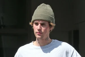 Justin Bieber confronts paparazzi