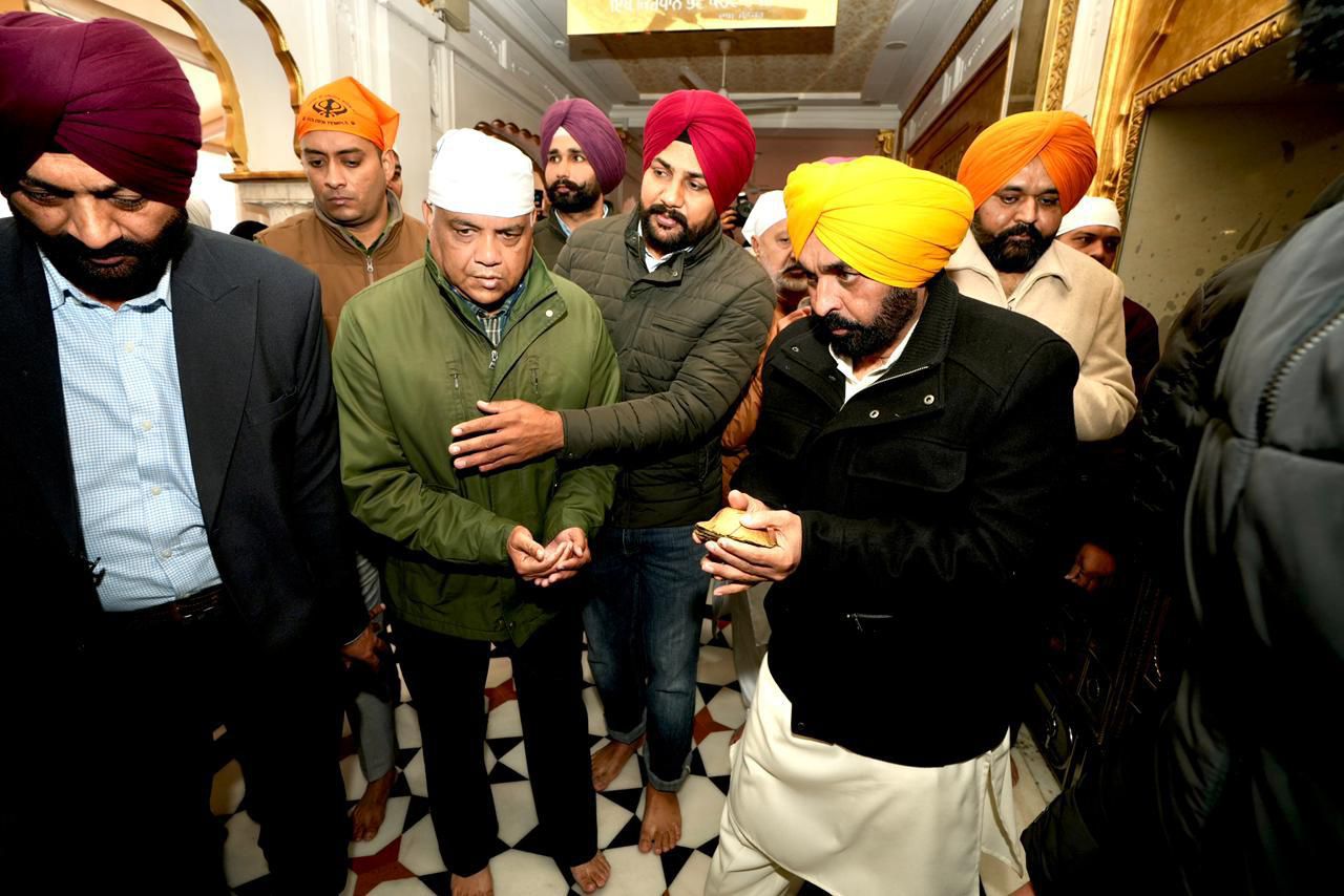 CM Bhagwant Singh Mann Pays Respects at Sri Akal Takht Sahib as a Devout Sikh